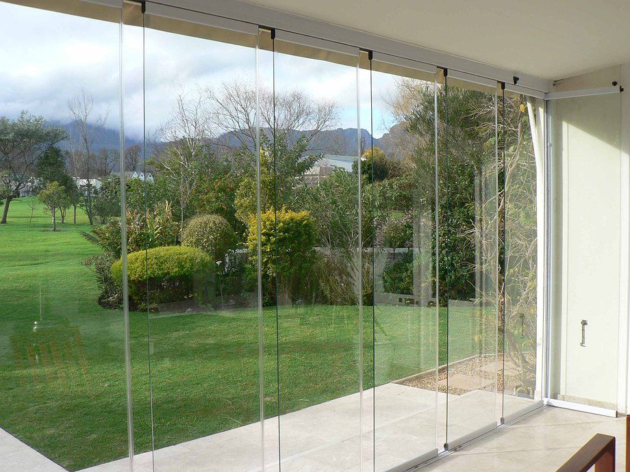 Detalle del sistema de rieles de un cierre de vidrio plegable